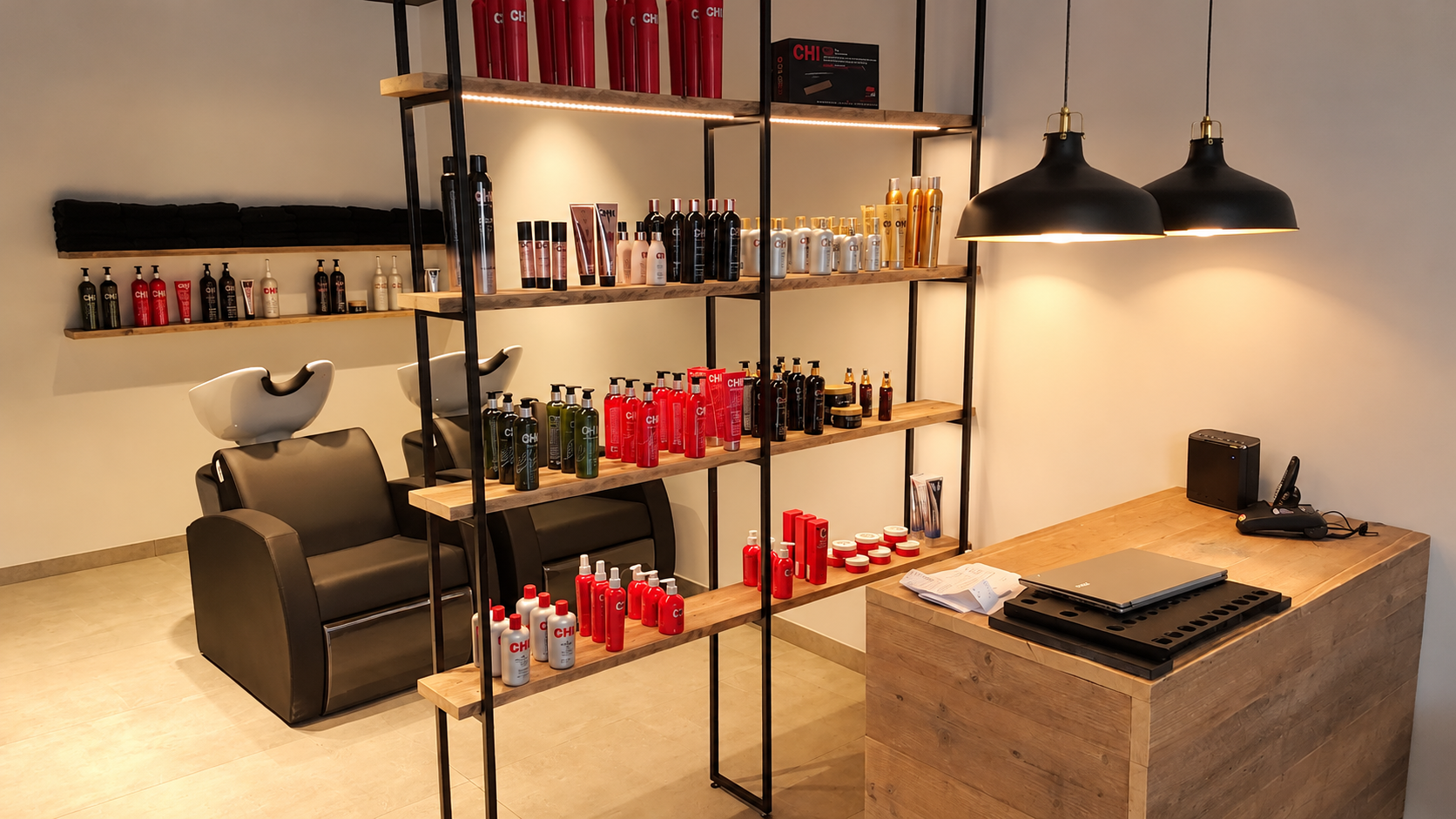 Rek met CHI-producten, het onthaal en de wasplaatsen in het salon