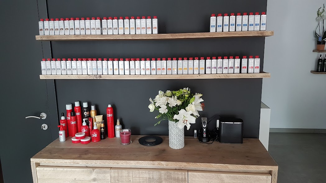 Dressoir met wandplanken vol CHI-producten in het salon