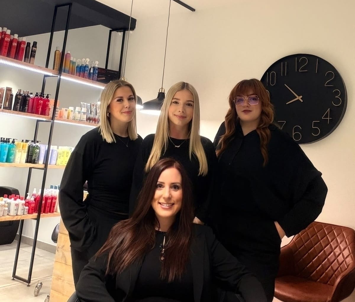 Het team van @hair in het salon